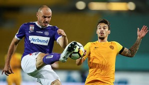 Westermann im Zweikampf gegen einen Limassol-Spieler