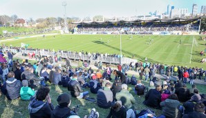 Mehr als 6.000 Fußballfans strömten auf die Hohe Warte