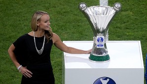 Jasmine Ouschan mit der ÖFB-Cup-Trophäe