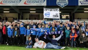 Wiener Neustadts Bürgermeister Klaus Schneeberger jubelt mit Fans des SC Wiener Neustadt.