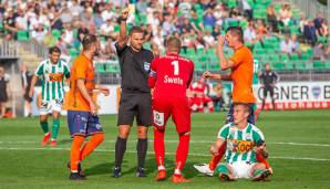 Hartberg-Goalie Rene Swete hadert mit der Entscheidung des Schiedsrichters