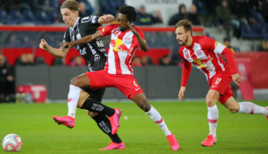 Marko Raguz von LASK im Zweikampf mit Majeed Ashimeru von Red Bull Salzburg.