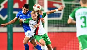 Marco Grüll im Zweikampf beim Europa League Spiel von Rapid Wien gegen KRC Genk.