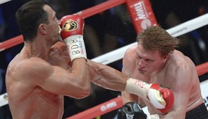 Wladimir Klitschko (l.) bleibt durch seinen Sieg gegen Alexander Powetkin mehrfacher Weltmeister