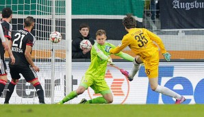 Volles Risiko: Marvin Hitz lässt Torhüterkollege Bernd Leno keine Chance