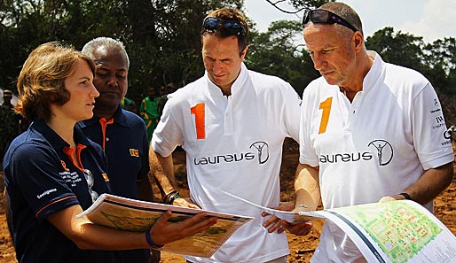 Laureus Academy Member Sir Ian Boatham (M.) besuchte das Projekt in Sri Lanka