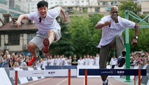 Xiang (l.) und Moses (r.) besuchten die Kinder in ihrer Sportstunde