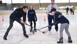 Jens Lehmann wagte sich mit den KICK-on-Ice-Jungs auf die Eisfläche