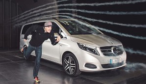 Kienle neben der neuen V-Klasse bei Aerodynamiktests im Mercedes-Benz Windkanal