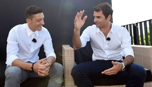 Mesut Özil (l.) und Roger Federer sind bei Mercedes-Meilensteinen zugegen