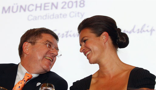 Mit diesem Lächeln von Katarina Witt (r.) und Thomas Bach kann eigentlich nichts mehr schief gehen