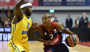 Tyrese Rice (l.) im Zweikampf mit Bayerns Renfroe