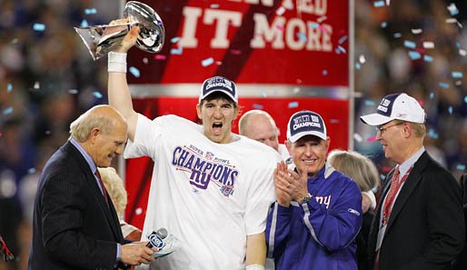 Eli Manning mit der Vince-Lombardi-Trophy!