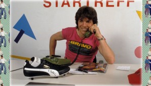 Los geht's! Lothar "Loddar" Matthäus mitsamt Puma-Kickstiefel am Telefon des "Bravo Fan-Clubs". Matte, Shirt und Halskette: heutzutage alles ziemlich daneben...