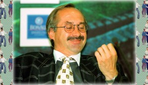 Fußballer und Mode: ein diffiziles Thema. Noch so ein Beispiel, wie man es nicht macht. Ulli Stielike 1998 bei der Vorstellung als DFB-Coach