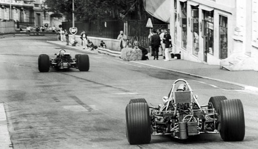 1969: Tollkühne Männer in ihren fliegenden Kisten. Piers Courage verfolgt Graham Hill. Reifenstapel oder Auslaufzonen? Fehlanzeige