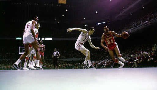 1959 siegte Boston mit 4:0. Ab 1962, als die Lakers dann schon in L.A. waren, traf man sich dann beinahe in jedem Jahr zum Saisonhöhepunkt