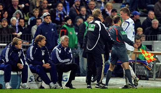 ...lässt seinen Frust auf dem Weg in die Kabine aber noch an der Schalker Trainerbank aus