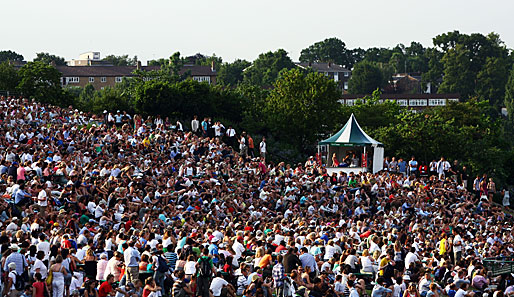 Apropos Henman, der Henman Hill darf jetzt wohl offiziell in Mount Murray umbenannt werden. Tausenden sehen dort das Spiel der Nummer drei der Welt