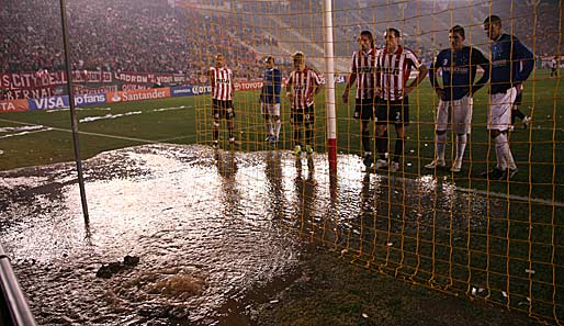 Finale in La Plata: Statt das Wasser abzupumpen, überflutet die Feuerwehr das Spielfeld