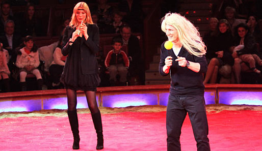 Bastian Schweinsteiger und seine Freundin Sarah Brandner (l.) feixen im Münchner Circus Krone