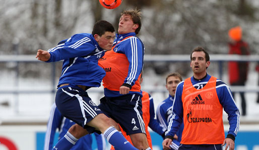 Voller Einsatz bei klirrender Kälte: Benedikt Höwedes (M.) und Kyriakos Papadopoulos (l.) im Kopfballduell. Christoph Metzelder (r.) guckt staunend zu