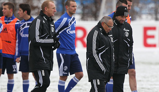 Einzig Magaths Co-Trainer Bernd Hollerbach (r.) und Seppo Eichkorn (l.) bleiben von dem Mützen- und Handschuhverbot des Chefs verschont