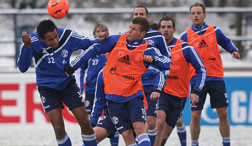 Joel Matip (l.) und Lukas Schmitz (M.) absolvierten schon vor Trainingsbeginn auf dem Nebenplatz Übungen am Kopfballpendel