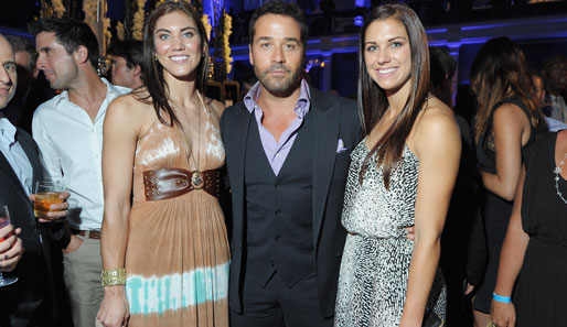 Schon während der Frauen-Fußball-WM 2011 erfreuten sich Hope Solo (l.) und Alex Morgan (r.) höchster Beliebtheit. Schauspieler Jeremy Piven wirkt auch nicht unglücklich