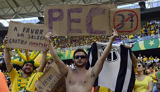 Etliche Plakate und Banner trugen die Proteste von den Straßen ins Stadion