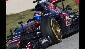 Anscheinend hat Toro Rosso so Kühlbedarf von den Seitenkästen auf die Airbox verlagert. Die Fotos entstanden übrigens während eines regelkonformen Filmtags in Misano