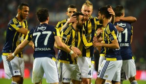 Alper, Volkan, Nani und van Persie hießen die Torschützen aufseiten der Gäste. Das beruhigte die Stimmung im Huseyin-Avni-Aker-Stadion aber keineswegs...