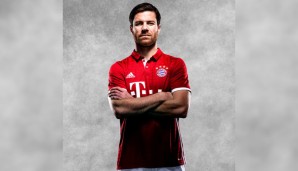 Im Gegensatz zu einem vorher kolportierten Entwurf haben die Adidas-Designer den Bayern-Spielern einen Kragen verpasst. Auch hier macht Alonso eine gute Figur