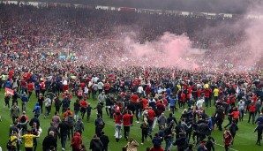 ...auch die Fans ließen ihrer Freude freien Lauf und stürmten kurzerhand den Platz