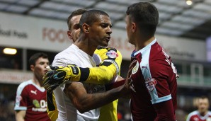 Aber auch Burnley wurde kein Grashalm geschenkt. Hier geht Jermaine Beckford auf seinen Gegenspieler los - englischer Fußball in seiner reinsten Form eben