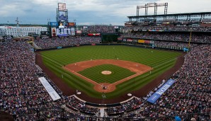 Ansonsten aber setzt man im Coors Field auf moderne Technik wie dem gigantischen Scoreboard. Und durch die dünne Luft fliegen hier die Bälle auch besonders weit