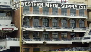 Das Stadion steht im Übrigen mitten in der Stadt und einen Teil der Tribüne im Left Field bildet das alte Western Metal Supply Building, das unter Denkmalschutz steht