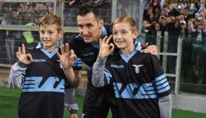 Am 15. Mai 2016 verabschiedete sich Miroslav Klose gemeinsam mit seinen Zwillingssöhnen von Lazio. War es auch das letzte Spiel seiner Karriere? Ja. Am 1. November gibt der DFB bekannt: Klose macht seine Trainerausbildung unter Joachim Löw