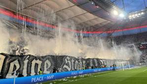 "Nordwestkurve - Frankfurt am Main - Meine Stadt - Mein Verein" liest sich die Choreo, die von Konfetti-Regen und reichlich Pyrotechnik begleitet wurde.