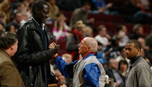 PLATZ 1: Manute Bol, 231 cm, u.a. Washington Bullets und Philadelphia 76ers: Auch wenn er auf dem Feld nie der große Star war, wurde er in seiner Heimat im Sudan verehrt. Unvergessen sind auch die Bilder mit Muggsy Bogues (160 cm).