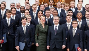 Das DFB-Team belegt bei der WM in Südafrika zwar "nur" den dritten Platz, begeistert aber durch tollen Fußball und wird von den Journalisten zum Team des Jahres gewählt