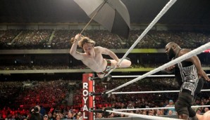 Vorhang auf zum 30-Man-Royal Rumble! Hier fliegt Jack Gallagher stilecht mit Regenschirm über das oberste Ringseil - mit Mark Henry ist nicht gut Kirschen essen