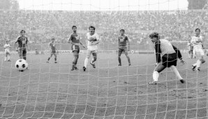 Nr. 20.000 fiel am 1. Oktober 1983. Stuttgarts Kurt Niedermayer trifft beim 3:2-Sieg des VfB gegen Köln. Torhüter-Denkmal Toni Schumacher guckt interessiert zu