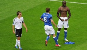 Ein weiterer Tiefschlag - diesmal im DFB-Dress - lässt nicht lange auf sich warten. Als einer der Turnierfavoriten scheidet Deutschland im Halbfinale der EM 2012 nach einer 1:2-Niederlage durch Mario Balotellis Doppelpack gegen Italien aus