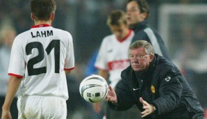 Dort wird er sehr schnell zum Stammspieler und entwickelt sich rasant. Mit Spielen in der Champions League verdient sich Lahm seine ersten Sporen. Hier wirft ihm United-Trainer-Legende Sir Alex Ferguson den Ball zu