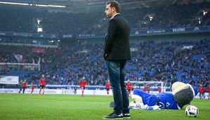 Maskottchen Erwin deutet es an. Markus Weinzierl und die Schalker sind am Boden. Die Konsequenz: Der 42-Jährige muss gehen und ist bereits der zwölfte seiner Art