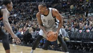 Erst ein Jahr zuvor kam es zur Trennung zwischen Kawhi und den Spurs. Im Sommer 2018 tradeten die Spurs die Klaue zusammen mit Danny Green zu den Toronto Raptors. 2019 bescherte Kawhi den Kanadiern den NBA-Titel ...