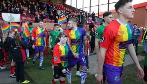 Der sonst in rot-weißen Shirts auflaufende Altrincham FC sorgte beim Einlauf vor dem Spiel gegen Bradford Park für Aufsehen. Denn anlässlich des Heimspiels trugen die Kicker des Sechstligisten Trikots in Regenbogenfarben.