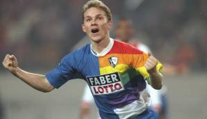 Und so sah das vielleicht kultigste Heimtrikot der Bundesliga-Geschichte aus, mit dem Dariusz Wosz und Co. Europa aufmischten. Der VfL Bochum trug in den 90er Jahren Regenbogen-Hemden. Brutal!