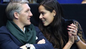 Schweinsteiger trägt seine Degradierung mit Fassung und hält sich mit öffentlichen Beschwerden zurück. Er hat aber noch mehr Zeit, sich mit seiner Frau Ana Ivanovic bei Tennisturnieren zu zeigen (hier: ATP Finals)